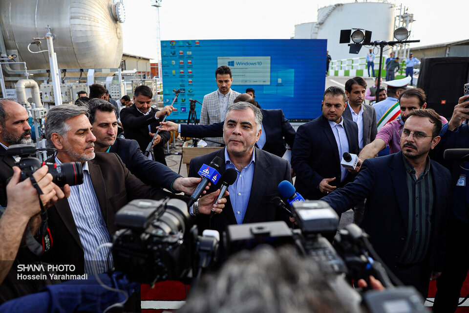 به گزارش خبرانرژی به نقل از شانا، محسن پاک‌نژاد چهارشنبه، سوم بهمن پس از آیین افتتاح فاز دو واحد نمک‌زدایی اهواز متمرکز با فرمان مسعود پزشکیان، رئیس‌جمهوری در جمع خبرنگاران با بیان اینکه نقش واحد نمک‌زدایی، افزون بر افزایش کمیت تولید نفت خام، افزایش کیفیت و ارتقای تولید است، اظهار کرد: پس از حفاری و بهره‌برداری از چاه‌ها به‌دلیل شرایط به‌وجودآمده در مخزن، مقدار زیادی آب‌نمک همراه نفت تولید می‌شود.