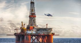 به گزارش خبرانرژی به نقل از رویترز، شرکت بیکرهیوز در گزارشی اعلام کرد تعداد دکل‌های فعال نفت و گاز طبیعی شرکت‌های انرژی آمریکا در هفته منتهی به ۲۴ ژانویه (جمعه، پنجم بهمن) برای سومین هفته پیاپی کاهش یافت و به پایین‌ترین تعداد از دسامبر ۲۰۲۱ تاکنون رسید.