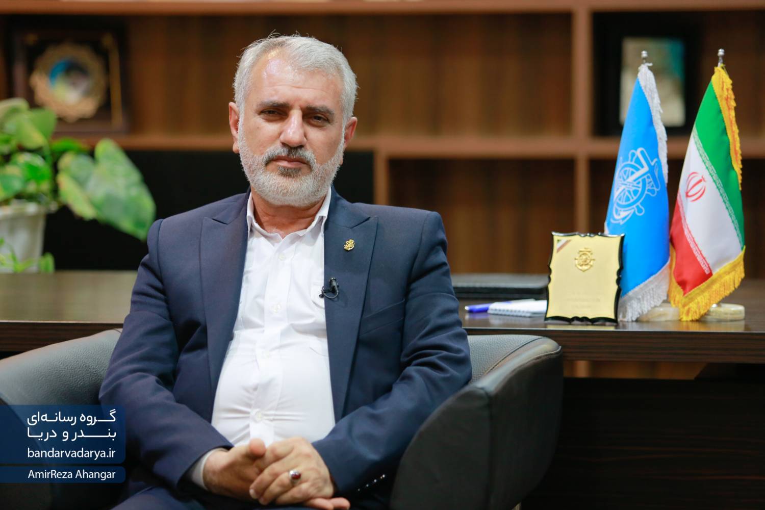 به گزارش خبرانرژی، قاسم عسکری‌نسب در گفت‌وگوی اختصاصی با «ماهنامه بندر و دریا» با اشاره به موقعیت خاص بندر چابهار در شمال اقیانوس هند و دسترسی راحت این بندر به اقیانوس‌ها گفت: از سالها قبل وزارت نفت در صدد تبدیل منطقه چابهار و سواحل مکران به قطب جدید انرژی کشور بود و سازمان بنادر و دریانوردی هم در این زمینه تدارکات لازم را اندیشیده و اقدامات مناسبی در این مسیر انجام داده است.