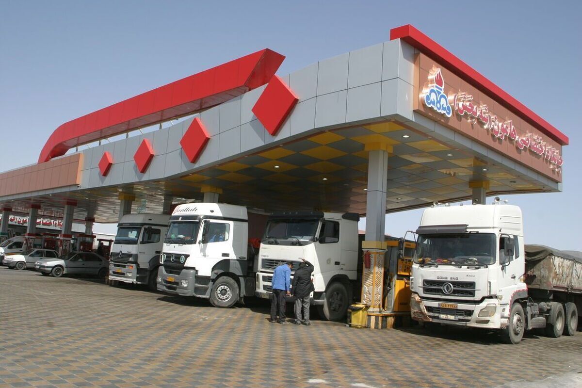 قیمت تمام‌شده هر لیتر گازوئیل در ایران ۱۵ هزار تومان است ، رئیس کمیسیون انرژی اتاق بازرگانی ایران می‌گوید: قیمت واقعی هر لیتر گازوئیل در کشور ۱۹ سنت (برابر با ۱۵ هزار تومان) است. قیمت سوختی که الان ما به حمل و نقل داخلی می‌دهیم یک سنت است و عملا همین ارزانی باعث تلف شدن و هدررفت سوخت شده است.