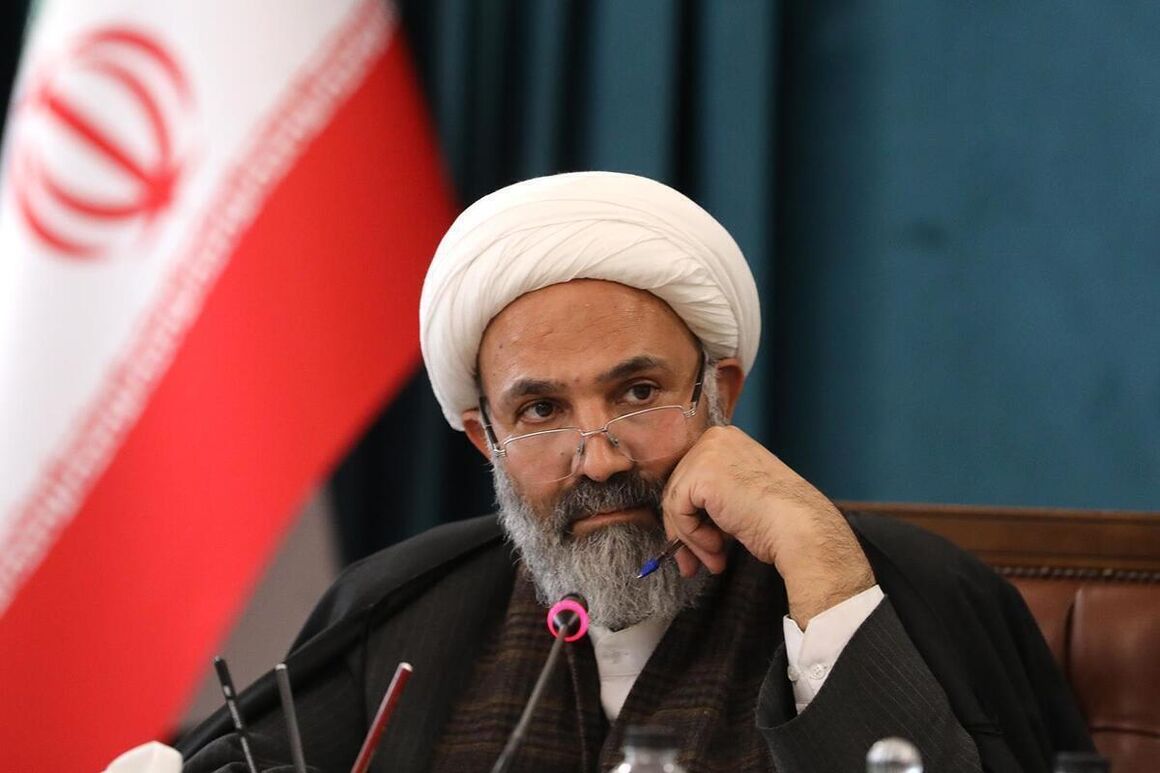 محرومیت‌زدایی از استان خوزستان نباید فراموش شود، رئیس کمیسیون اصل ۹۰ مجلس شورای اسلامی بر لزوم محرومیت‌زدایی از استان خوزستان تأکید کرد و گفت: شرکت‌های مستقر در این استان همزمان با انجام وظیفه اصلی (تولید نفت و گاز) نباید از پروژه‌های مسئولیت‌ اجتماعی غافل شوند.