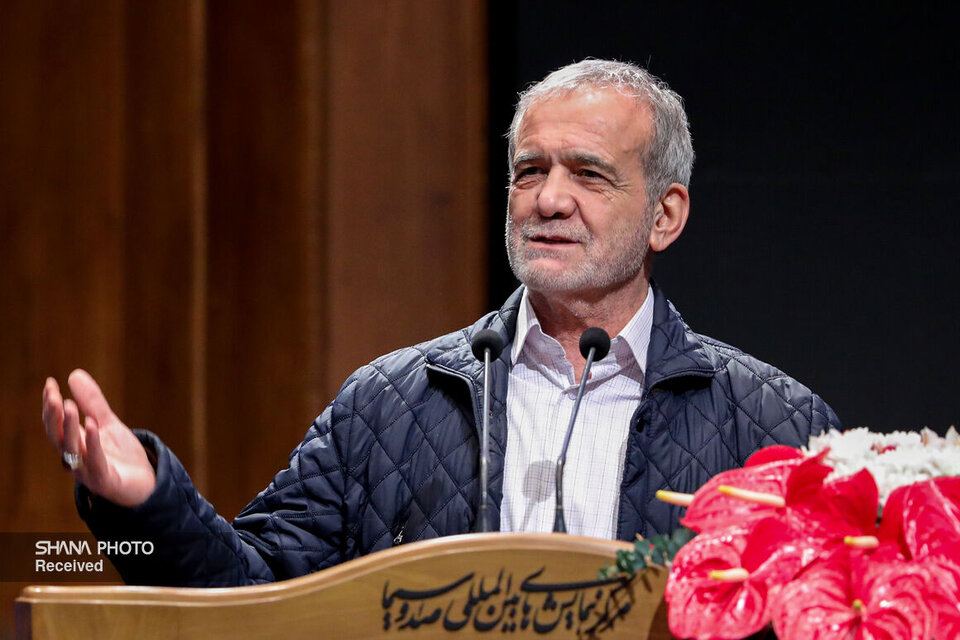 به گزارش خبرانرژی، مسعود پزشکیان شامگاه پنجشنبه (چهارم بهمن) در نشست شورای برنامه‌ریزی خوزستان با بیان اینکه هر کدام از وزیران دولت مجدد به این استان سفر کرده و با مسئولان و نمایندگان این استان به‌منظور بررسی مشکلات دیدار خواهند کرد، گفت: باید برای حل مشکلات اولویت‌بندی کنیم و برمبنای اعتباری که داریم برنامه‌ریزی مدیریتی انجام دهیم.