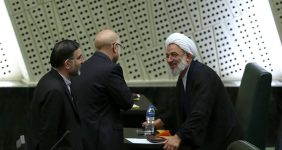 به گزارش خبرانرژی به نقل از مثلث: پُر واضح است که منافع تعداد کمی نماینده به خطر افتاده؛ نمایندگانی که به‌عنوان مثال، یک نفر به تنهایی ۳۰۰ نفر را در ایران خودرو استخدام کرده است.