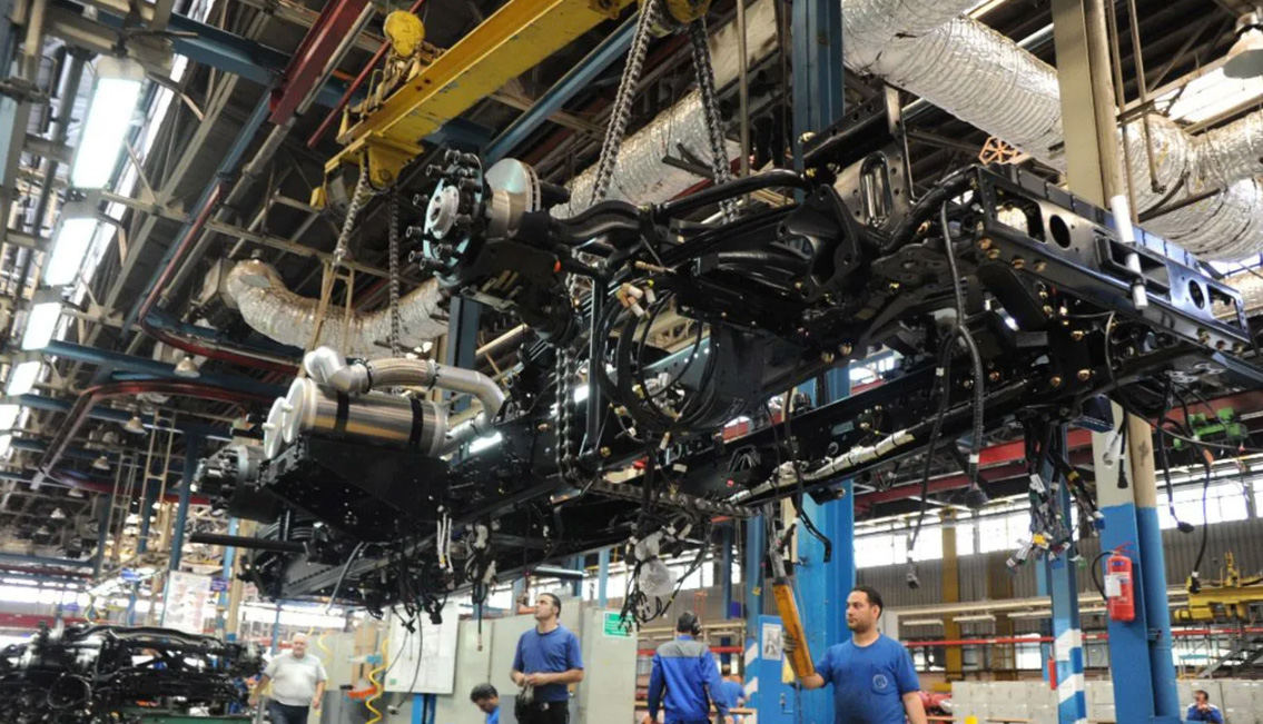 به گزارش خبرانرژی، صنعت خودروسازی ایران در طول بیش از چهار دهه گذشته، زیر سایه مدیریت سیاست‌زده دولتی‌ دو خودروساز (ایران‌خودرو و سایپا) بزرگ داخلی و ایجاد انحصار از طریق وضع تعرفه‌های سنگین روی خودروهای وارداتی از یک سو و همچنین اعمال سیاست‌های دستوری از سوی دیگر، به یکی از زیان‌ده‌ترین صنایع داخلی کشور تبدیل شده است.