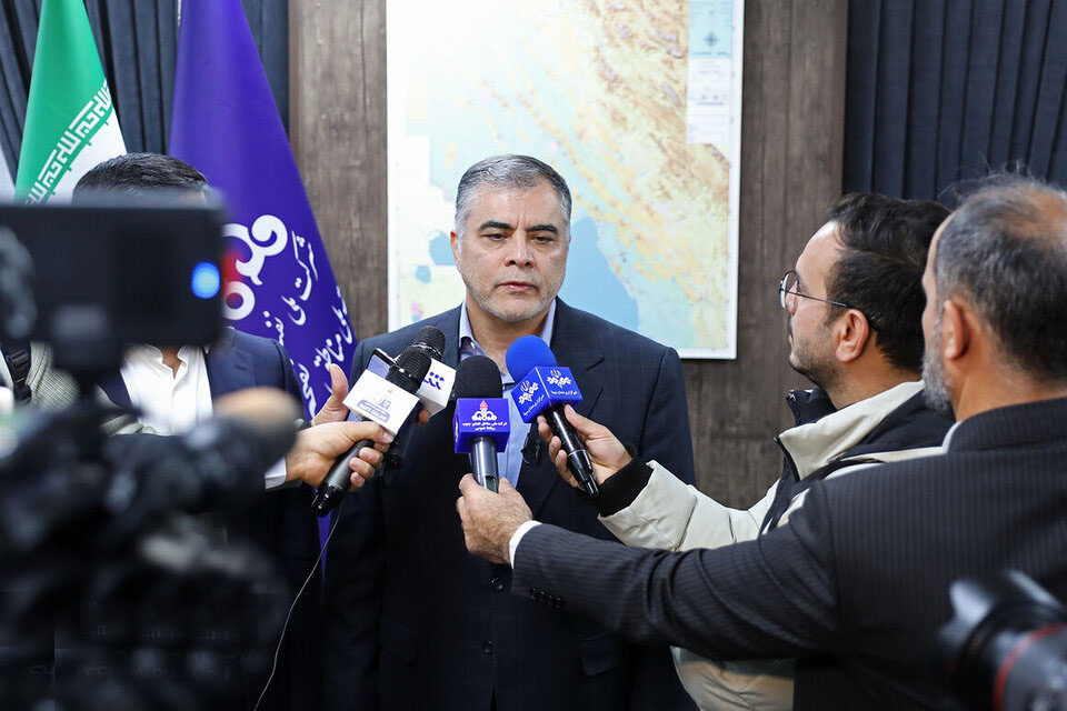 به گزارش  خبرانرژی به نقل از شانا، محسن پاک‌نژاد روز (پنجشنبه، چهارم بهمن) پس از پایان نشست هم‌اندیشی مدیران ارشد شرکت ملی نفت ایران در جمع خبرنگاران در تبیین مهم‌ترین برنامه‌های سفر خوزستان اظهار کرد: روز گذشته فاز ۲ واحد نمک‌زدایی اهواز متمرکز که ظرفیت کامل آن ۲۲۰ هزار بشکه در روز است، افتتاح شد. با افتتاح  فاز دوم این طرح ۱۱۰ هزار بشکه در روز به ظرفیت فرآورشی نفت نمکی افزود می‌شود.