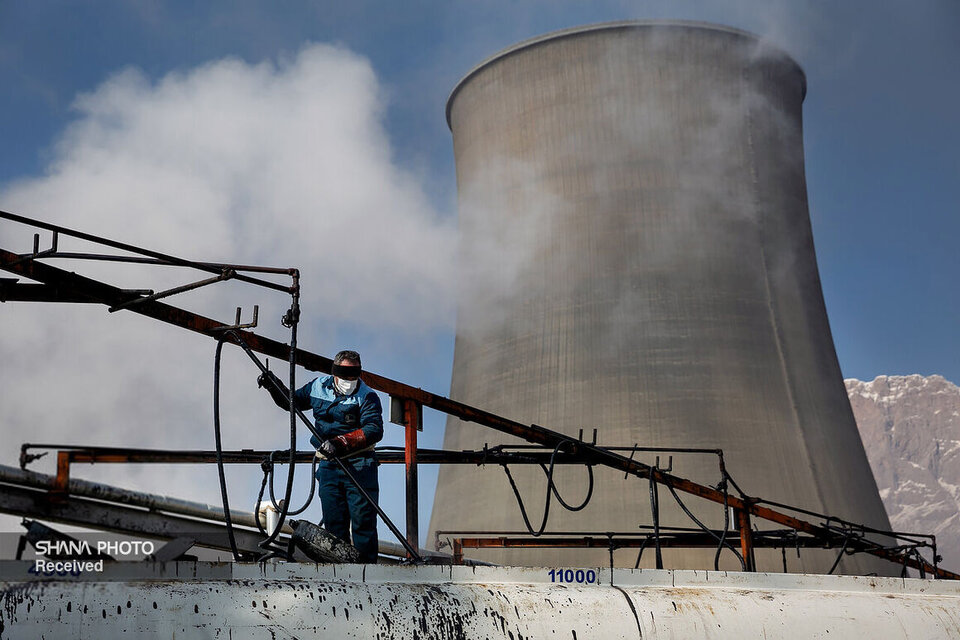 چرا تکلیف قانونی مصرف مازوت در تابستان اجرا نشد؟، کارشناس انرژی با طرح این پرسش که چرا تکلیف قانونی مصرف مازوت در تابستان اجرایی نشده است؟ اظهار کرد: اکنون بیش از ۹۰ درصد از تولید برق کشور از سوخت‌های فسیلی تولید می‌شود. هیچ کشوری با منابع تجدیدناپذیر خود این کار را نمی‌کند، این ثروت برای نسل‌های بعدی هم است.