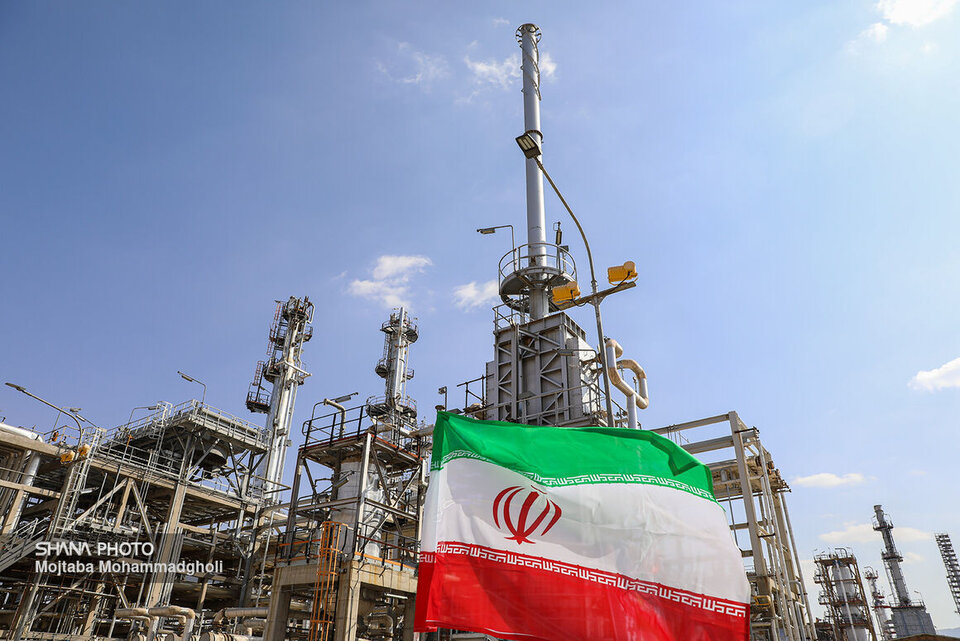 کدام پالایشگاه‌ها در افزایش تولید بنزین سهم داشتند؟، تولید بنزین در فاصله ماه‌های شهریور تا پایان آذر امسال با انجام برخی اقدام‌ها فنی بیش از ۱۰ میلیون لیتر افزایش یافته است.