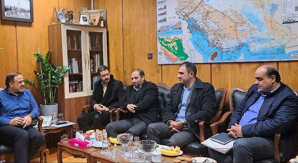 گسترش همکاری‌ وزارتخانه‌های نفت و نیرو، چالش‌های ناترازی سوخت و لزوم هماهنگی بیشتر بین وزارتخانه‌های نفت و نیرو برای مدیریت بهتر منابع انرژی در دیدار مدیران کل روابط عمومی دو وزارتخانه‌ بررسی شد.