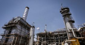 به گزارش خبرانرژی: مهدی دژحسینی در گفتوگو با شانا با بیان اینکه در چند ماه اخیر کمیته فناوری و نوآوری در شرکت ملی پالایش و پخش فرآوردههای نفتی ایران به ریاست مدیرعامل و مدیران ارشد این شرکت و نخبگان دانشگاهی و صنعتی تشکیل شد، اظهار کرد: در این کمیته همسو با سیاستها و راهبردهای سازمان، پنج مگاپروژه بهمنظور رفع چالشهای اصلی و توسعه فناوری در صنعت پالایش تعریف شده است.