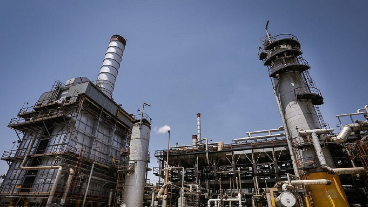 به گزارش خبرانرژی: مهدی دژحسینی در گفت‌وگو با شانا با بیان اینکه در چند ماه اخیر کمیته فناوری و نوآوری در شرکت ملی پالایش و پخش فرآورده‌های نفتی ایران به ریاست مدیرعامل و مدیران ارشد این شرکت و نخبگان دانشگاهی و صنعتی تشکیل شد، اظهار کرد: در این کمیته همسو با سیاست‌ها و راهبردهای سازمان، پنج مگاپروژه به‌منظور رفع چالش‌های اصلی و توسعه فناوری در صنعت پالایش تعریف شده است.