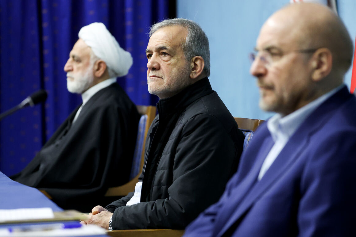 تولیدکنندگان باور کنند که ما تسهیل‌گر فعالیت آنها هستیم، رئیس‌جمهوری با بیان اینکه تولیدکنندگان و صادرکنندگان باید باور کنند که ما تسهیل‌گر فعالیت آنها هستیم نه مشکل و مانع گفت: شاخص قوام و ثبات اجتماعی، رونق فعالیت تولیدکنندگان، صنعتگران و بازرگانان است.