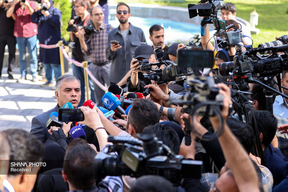 خاموشی دیشب به‌دلیل تأمین نشدن سوخت نیروگاه‌ها نبود، وزیر نفت با اعلام اینکه خاموشی دیشب تهران به‌دلیل تأمین نشدن سوخت نیروگاه‌ها برای تولید برق نبوده است، بیان کرد: بهمن امسال روزانه بیش از ۵۲ میلیون لیتر گازوئیل به نیروگاه‌ها رساندیم که رکورد محسوب می‌شود. پارسال این مقدار در این ایام زیر ۳۵ میلیون لیتر بود.