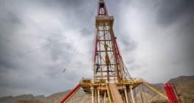 دکل حفاری ۶۹ فتح از موقعیت میدان کیش جابه‌جا می‌شود، دستگاه حفاری سنگین خشکی ۶۹ فتح پس از ۱۰ سال استقرار در موقعیت بخش خشکی میدان گازی جزیره کیش، با تلاش گروه‌های تخصصی عملیاتی و کاربست دقیق ضوابط ایمنی، پیاده‌سازی و جابه‌جا می‌شود.