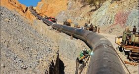 ساخت ۵۰ کالای بار اول در پروژه خط لوله انتقال نفت خام گوره به جاسک، مدیرعامل شرکت نفت و گاز پارس گفت: در پروژه خط لوله انتقال نفت خام گوره به جاسک بیش از ۵۰ کالای ساخت اول بار از سوی همکاران ما در صنعت نفت تولید شد که نشان‌دهنده توانمندی‌های صنعت نفت ایران است و باید به عنوان یک معیار برای ارزیابی پروژه‌های آینده مورد استفاده قرار گیرد.