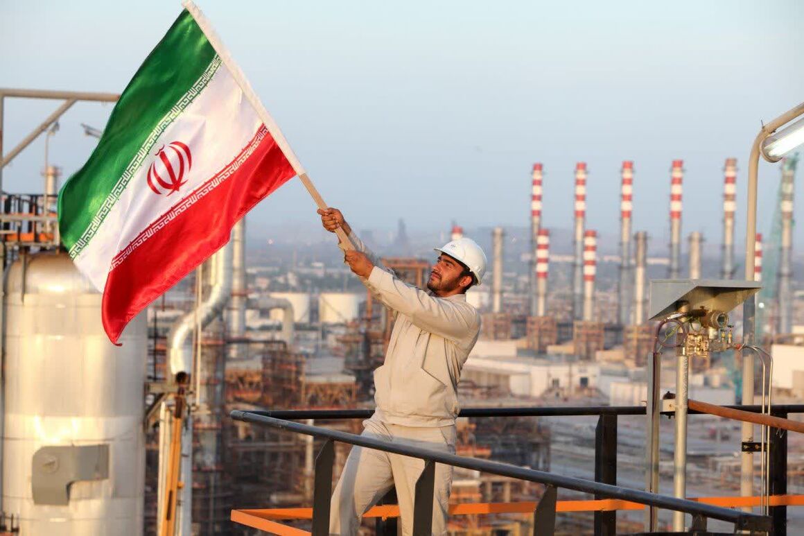 صنعت پالایش روی ریل توسعه؛ رشد تولید، بهبود کیفیت، توسعه زیرساخت‌ها، صنعت پالایش ایران در ۴۶ سال اخیر با نقش‌آفرینی‌های مؤثر توانسته جلوه‌ای شکوهمندانه از توان داخلی و توسعه و پیشرفت را به نمایش بگذارد و کارنامه‌ای درخشان از افزایش تولید فرآورده‌ها و انتقال ایمن و پایدار آنها را به ثبت برساند.