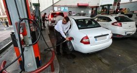 به گزارش خبرانرژی به نقل از ایسنا، بر اساس مصوبه جدید هیئت وزیران، وزارت نفت مکلف شده با همکاری وزارتخانه‌های راه و شهرسازی، کشور، امور خارجه و سازمان برنامه و بودجه کشور حداکثر ظرف سه ماه پیشنهاد اصلاحی ماده (۸) آیین نامه اجرایی تبصره (۸) ماده واحده قانون بودجه سال ۱۴۰۳ موضوع طرح باک پر را بر اساس شرایط هر یک از مرزهای کشور تهیه و برای تصویب به هیئت وزیران ارائه دهد.