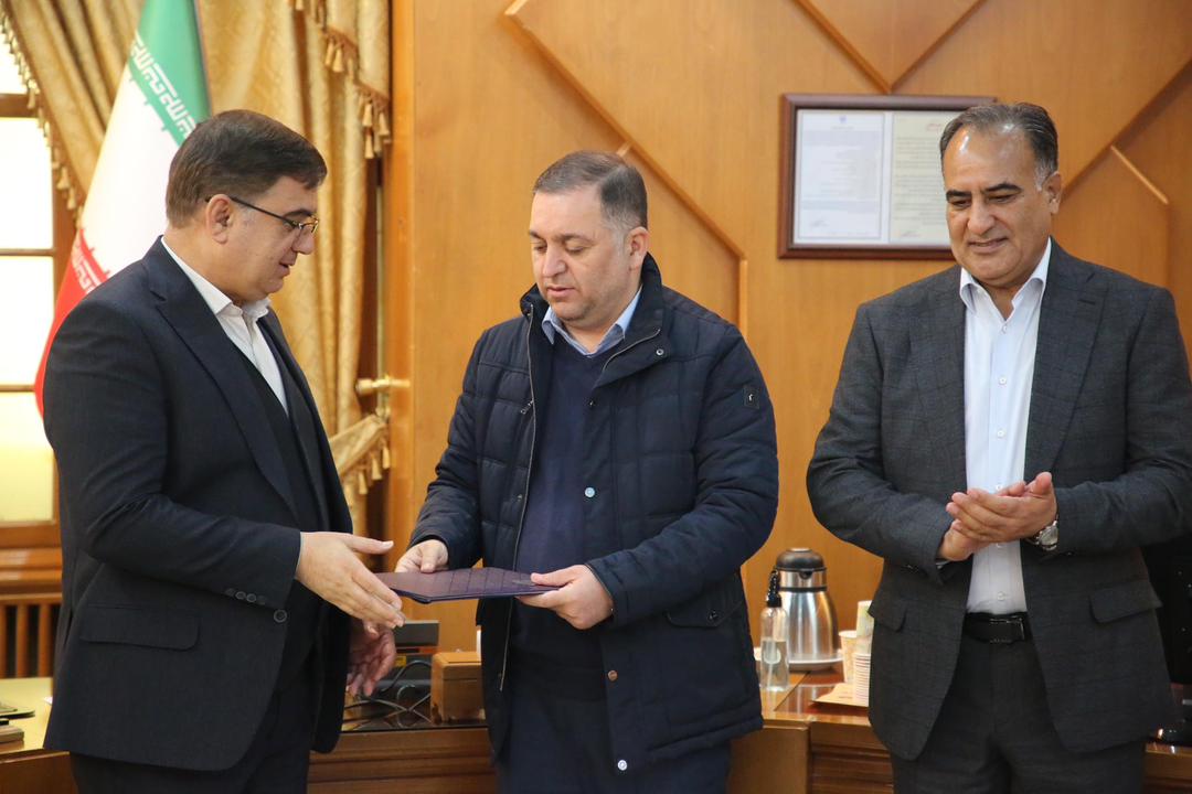 به گزارش خبرانرژی به نقل از روابط عمومی و امور بین الملل، با توجه به بازنشستگی مهندس ساکی معاون تولید و رئیس مجتمع پتروشیمی شازند، مدیرعامل شرکت در حکمی، حسین عسگری خشوئی را به عنوان معاون تولید و رئیس مجتمع شازند معرفی مرد.