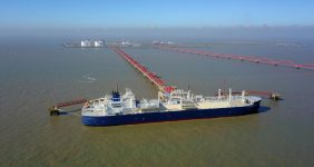 مصر به واردات محموله‌های ال‌ان‌جی روی آورد، مصر برای خرید محموله‌های گاز طبیعی مایع شده (ال‌ان‌جی) قراردادهایی به ارزش ۳ میلیارد دلار با شرکت‌های شل هلند و توتال انرژی فرانسه امضا کرد.