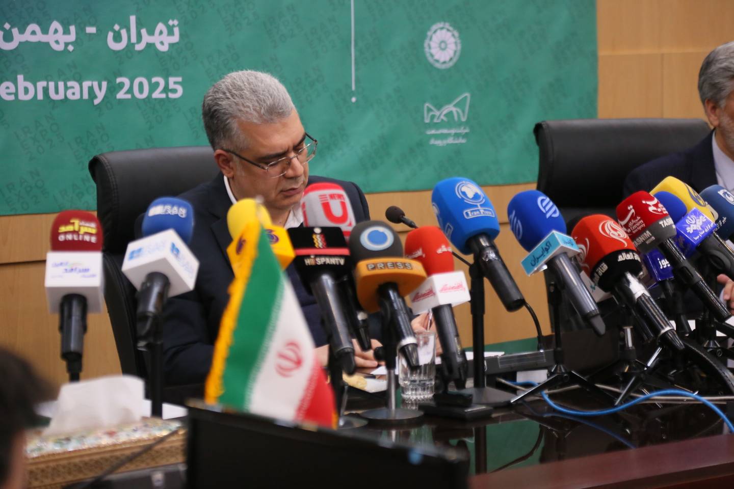 به گزارش خبرانرژی به نقل از روابط عمومی سازمان توسعه تجارت ایران، محمدعلی دهقان دهنوی در نشست خبری بامحوریت هفتمین نمایشگاه توانمندی‌های صادراتی ایران (ایران اکسپو) که ۸ تا ۱۲ اردیبهشت ۱۴۰۴ برگزار خواهد شد، اظهار کرد: نمایشگاه ایران اکسپو نشان‌دهنده توانمندی‌های کشور است و تلاش داریم در این نمایشگاه به بازدیدکنندگان نشان دهیم که شرکت‌های ایرانی چه توانمندی‌هایی برای صادرات کالا به دیگر کشورها دارند و از این طریق صادرات را افزایش دهیم.