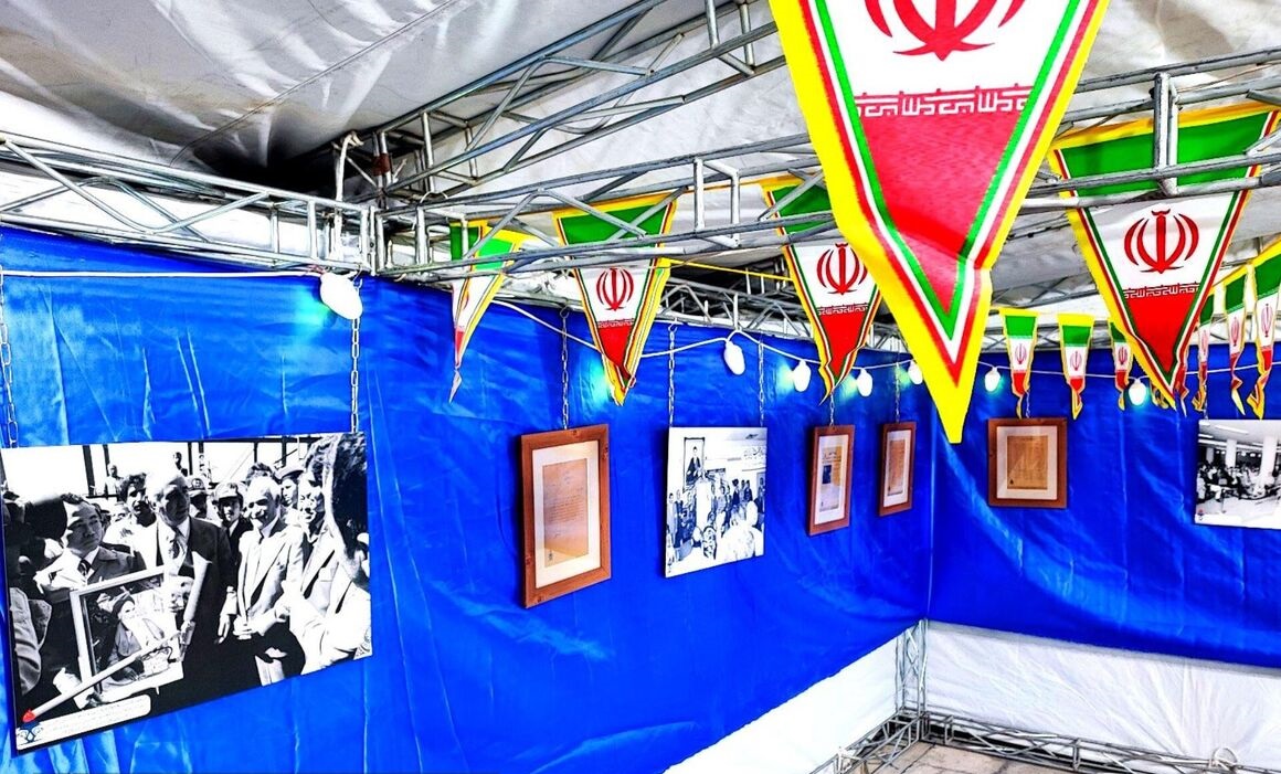 نمایش تصاویر تاریخی نفت در نمایشگاه «صنعت نفت؛ همپای انقلاب»، همزمان با چهل‌وششمین سالگرد پیروزی شکوهمند انقلاب اسلامی، نمایشگاه اسناد و تصاویر تاریخی با محوریت نقش کلیدی کارکنان صنعت نفت در پیروزی انقلاب اسلامی، به همت مرکز اسناد و موزه‌های صنعت نفت برگزار شد.