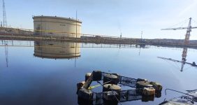 واحد جمع‌آوری نفت در میدان چشمه‌خوش راه اندازی شد، یک مقام مسئول گفت: واحد جمع‌آوری نفت خام از سطح حوضچه تبخیر تأسیسات میدان نفتی چشمه‌خوش با هدف کاهش آلایندگی و بهبود شرایط زیست‌محیطی در منطقه، فعالیت خود را آغاز کرد.