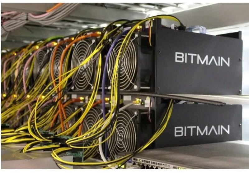 به گزارش خبرانرژی، محمد الله داد در پاسخ به این سوال که چقدر ماینرهای غیرمجاز مصرف برق را افزایش داده اند، اظهار داشت: بررسی منحنی‌های مصرف شبکه‌های برق نشان از افزایش بار شبکه دارد؛ نکته‌ای که وجود دارد این دست که دلیلی برای افزایش بار وجود ندارد و مشترک جدید و یا درخواست جدیدی اضافه نشده است ولی روند رو به رشد بار از شرایط نرمال خارج است.