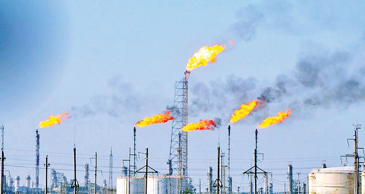 به گزارش خبرانرژی به نقل از شرکت ملی مناطق نفت‌خیز جنوب، ابراهیم پیرامون روز سه‌شنبه (۳۰ بهمن) در نشست پیش‌بینی پنج ساله بهره‌دهی چاه‌های نفت، تولید، توزیع و تزریق گاز شرکت بهره‌برداری نفت و گاز مسجدسلیمان مربوط به نیمه نخست سال ۱۴۰۴ بیان کرد: در بحث برنامه افزایشی تولید وظیفه سنگینی بر دوش این شرکت قرار گرفت که با تلاش همه همکاران در ستاد و شرکت‌های بهره‌بردار توانستیم به این هدف برسیم.