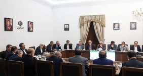 به گزارش خبرانرژی به نقل از پایگاه اطلاع‌رسانی معاون اول رئیس‌جمهوری، محمدرضا عارف شامگاه یکشنبه (۲۸ بهمن) در نشست ستاد تنظیم بازار با تأکید بر اینکه راهبرد دولت چهاردهم و دغدغه رئیس‌جمهوری حل مسائل اقتصادی و معیشتی مردم است، اظهار کرد: در برنامه‌های اصلاح ساختار اقتصادی و نظارت بر روند قیمت‌ها معیشت مردم به‌ویژه اقشار آسیب‌پذیر دیده شده است.