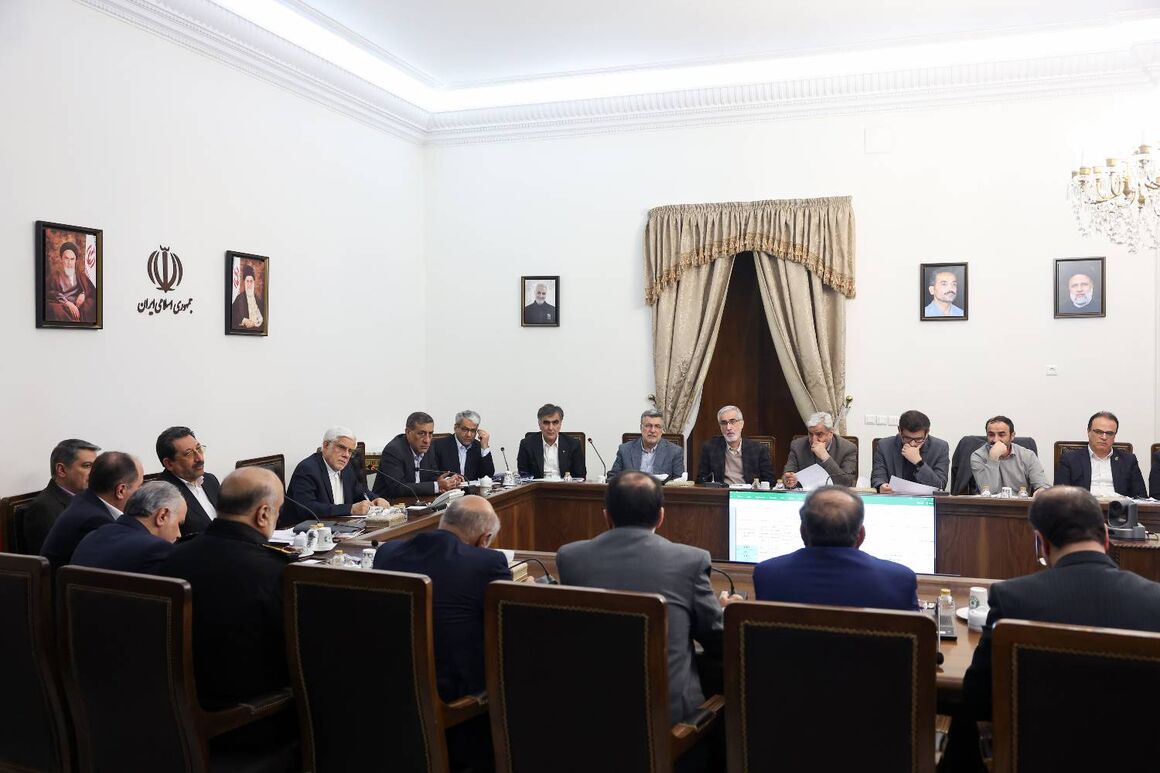 به گزارش خبرانرژی به نقل از پایگاه اطلاع‌رسانی معاون اول رئیس‌جمهوری، محمدرضا عارف شامگاه یکشنبه (۲۸ بهمن) در نشست ستاد تنظیم بازار با تأکید بر اینکه راهبرد دولت چهاردهم و دغدغه رئیس‌جمهوری حل مسائل اقتصادی و معیشتی مردم است، اظهار کرد: در برنامه‌های اصلاح ساختار اقتصادی و نظارت بر روند قیمت‌ها معیشت مردم به‌ویژه اقشار آسیب‌پذیر دیده شده است.