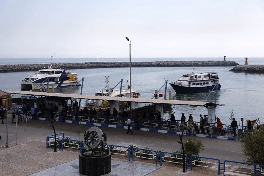 به گزارش خبرانرژی، حسین عباس‌نژاد مدیرکل بنادر و دریانوردی استان هرمزگان روز چهارشنبه 29 اسفند 1403 در بازدید از بخش‌های مختلف بندر شهید حقانی و روند خدمات‌رسانی در بزرگترین بندر مسافری کشور در آستانه نوروز 1404، اظهار کرد: طرح خدمات‌رسانی به مسافران در قالب طرح خدمات سفرهای دریایی استان هرمزگان از 23 اسفندماه آغاز شده است.