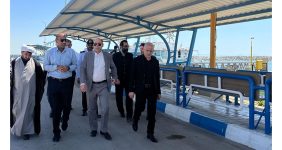 به گزارش خبرانرژی، محمد اسمی به همراه هیاتی ضمن بازدید از بندر شهید حقانی با هدف رصد آخرین آمادگی این بندر برای روزهای نوروز ۱۴۰۴ در جریان وضعیت فنی و ایمنی شناورهای مسافری این بندر قرار گرفت.