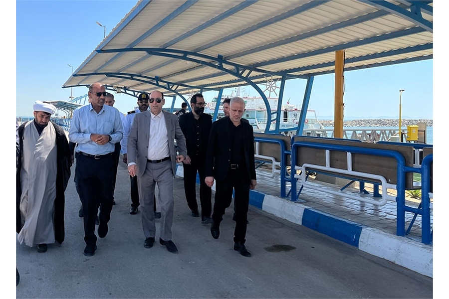 به گزارش خبرانرژی، محمد اسمی به همراه هیاتی ضمن بازدید از بندر شهید حقانی با هدف رصد آخرین آمادگی این بندر برای روزهای نوروز ۱۴۰۴ در جریان وضعیت فنی و ایمنی شناورهای مسافری این بندر قرار گرفت.