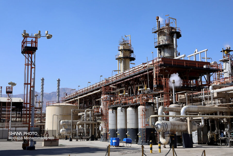 تولید روزانه بنزین در پالایشگاه اصفهان به ۱۳ میلیون لیتر رسید، مدیرعامل شرکت پالایش نفت اصفهان از افزایش ۴۰ هزار بشکه‌ای ظرفیت پالایشی در این پالایشگاه خبر داد و گفت: با آغاز دولت چهاردهم و با استفاده از تغییرات انجام‌شده در پالایشگاه، مقدار تولید بنزین از روزانه ۱۱ میلیون لیتر به حدود ۱۳ میلیون لیتر در روز رسیده است.