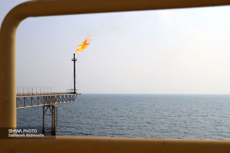 راز نفت ایران در قلب خلیج فارس، جزیره راز یا همان جزیره سیری آخرین جزیره و خشکی ایران در قلب خلیج فارس، نفتی‌ترین جزیره ایران است که در آن نفت از پنج میدان نصرت، اسفند، سیوند، دنا و الوند تولید شده و صادر می‌شود.