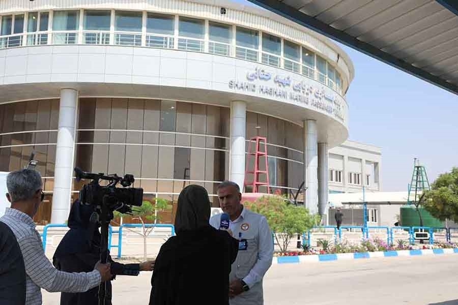 به گزارش خبرانرژی، حمیدرضا محمدحسینی تختی روز پنجشنبه 23 اسفندماه 1403 در آیین آغاز به کار طرح تسهیل خدمات سفرهای دریایی نوروز 1404 در بندر شهید حقانی بندرعباس با بیان این مطلب گفت: فروش بلیط دوطرفه از مرکز استان هرمزگان (مبداء بندر شهید حقانی به بندر شهیده فاطمه نیک جزیره هرمز و شهید ذاکری قشم) انجام می‌شود.