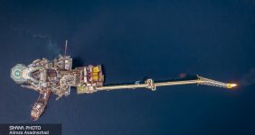 قراردادهای ۱۷ میلیارد دلاری طرح‌ فشارافزایی پارس جنوبی با چه شرکت‌هایی امضا شد؟، شرکت ملی نفت ایران امروز یکی از بزرگ‌ترین قراردادهای تاریخ صنعت نفت را با شرکت‌های پتروپارس، قرارگاه سازندگی خاتم‌الانبیا، اویک و مپنا به ارزش حدود ۱۷ میلیارد دلار امضا کرد.