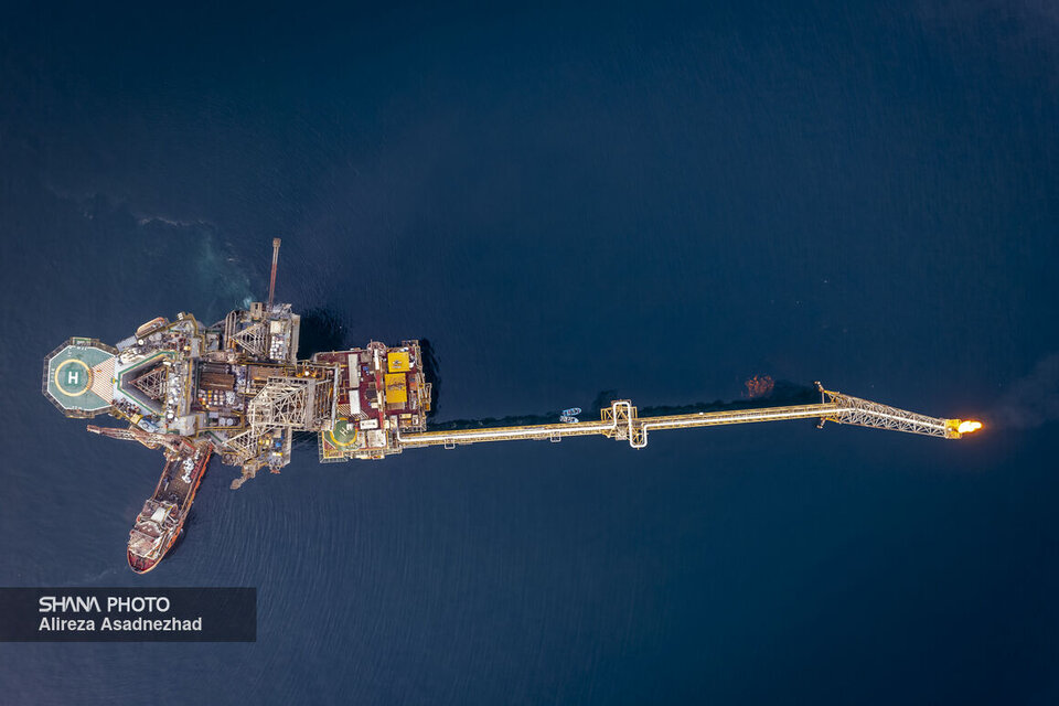 قراردادهای ۱۷ میلیارد دلاری طرح‌ فشارافزایی پارس جنوبی با چه شرکت‌هایی امضا شد؟، شرکت ملی نفت ایران امروز یکی از بزرگ‌ترین قراردادهای تاریخ صنعت نفت را با شرکت‌های پتروپارس، قرارگاه سازندگی خاتم‌الانبیا، اویک و مپنا به ارزش حدود ۱۷ میلیارد دلار امضا کرد.