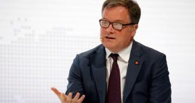 قیمت نفت در بازه ۶۰ تا ۸۰ دلار نوسان خواهد داشت، مدیرعامل شرکت ویتول گفت: نگرانی درباره تقاضای چین و رشد تولید ناخالص داخلی قیمت‌ جهانی نفت را تهدید می‌کند و در محدوده ۶۰ تا ۸۰ دلار در نوسان خواهد بود.