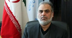 به گزارش خبرانرژی به نقل از رازپول: حالا ممکن است برخی نمایندگان مجلس در روز رای گیری ارتباط تعارض منافع و درب گردان در بیمه مرکزی را مبنایی برای طرح سوال از وزیر پیشنهادی قرار دهند که چگونه می‌شود که فردی که تا دیروز در هیات عامل بیمه مرکزی کد استخدامی گرفته و یک شبه بر صندلی نهاد نظارتی دولتی نشست، حالا به عنوان مدیرعامل، راهی یکی از بزرگترین شرکت‌های خصوصی بیمه‌ای کشور می‌شود؟ چگونه ممکن است سرپرست هوشمند و با سابقه‌ای همچون اکرمی، از رئیس کل بیمه مرکزی در خصوص چگونگی تائید صلاحیت وی پرسش نکرده باشد؟