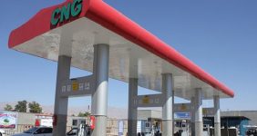 افت ۴ میلیون مترمکعبی مصرف روزانه سی‌ان‌جی، با وجود احداث بیش از ۲۵۰۰ جایگاه سی‌ان‌اجی از اوایل دهه ۸۰، مصرف روزانه این سوخت پاک در چند سال اخیر حدود چهار میلیون مترمکعب کاهش یافته است؛ کاهش‌ مصرفی که مسئولان صنعت سوخت را به بازنگری در سیاست‌های تبدیل ناوگان، تولید خودروهای دوگانه‌سوز و تقویت زیرساخت‌های سوخت‌رسانی و شارژ خودروهای برقی واداشته است.