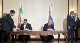 امضای توافق‌نامه هجدهمین کمیسیون مشترک اقتصادی ایران و روسیه، وزیر نفت ایران و وزیر انرژی روسیه توافق‌نامه هجدهمین کمیسیون مشترک همکاری‌های اقتصادی ایران و روسیه را امضا کردند.