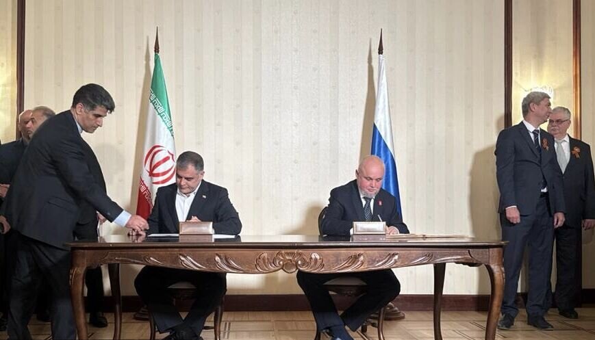 امضای توافق‌نامه هجدهمین کمیسیون مشترک اقتصادی ایران و روسیه، وزیر نفت ایران و وزیر انرژی روسیه توافق‌نامه هجدهمین کمیسیون مشترک همکاری‌های اقتصادی ایران و روسیه را امضا کردند.