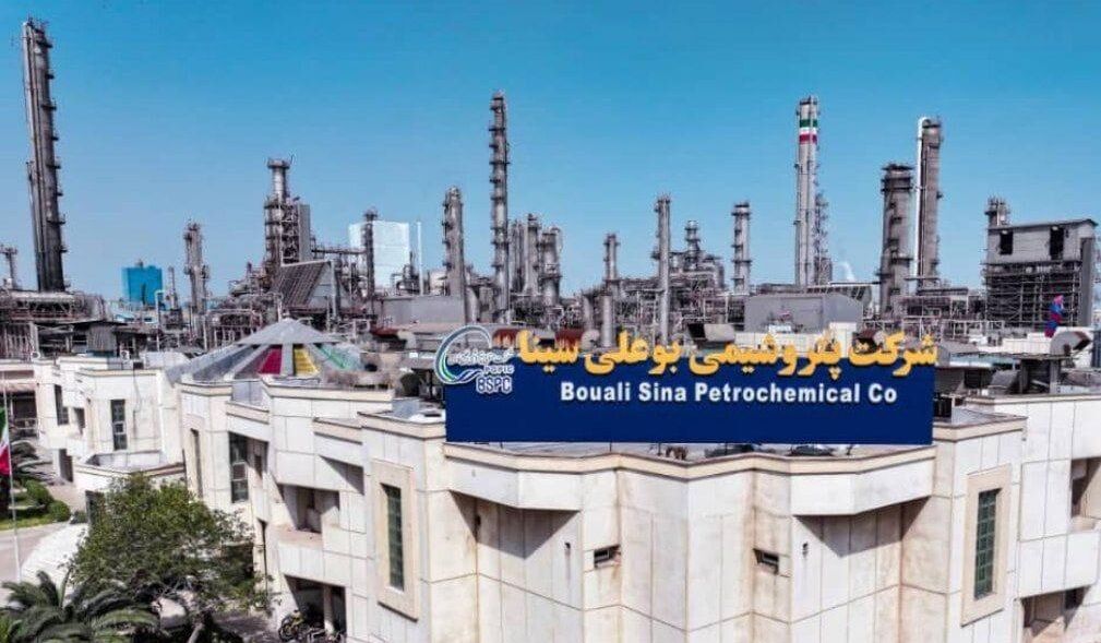 بوعلی سینا برترین پتروشیمی بورسی ایران شد، شرکت پتروشیمی بوعلی سینا با ثبت رکورد جدید در تولید و بهره‌گیری از ۱۲۰ درصد ظرفیت اسمی مجتمع، عنوان «برترین شرکت پتروشیمی بورسی ایران» در سال ۱۴۰۳ را از آن خود کرد.