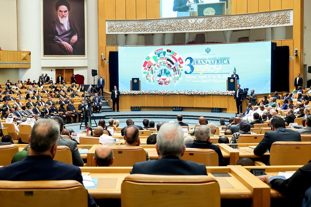 به گزارش خبرانرژی: سرپرست اداره کل آفریقای سازمان توسعه تجارت در سومین اجلاس همکاری‌های ایران و آفریقا که در محل سالن اجلاس سران در حال برگزاری است با بیان این مطلب گفت: توسعه تجارت با حوزه آفریقا به‌طور ویژه در دستور کار دولت چهاردهم قرار گرفته اگرچه دولت‌های گذشته نیز تلاش‌های قابل توجهی در این زمینه انجام داده‌اند.