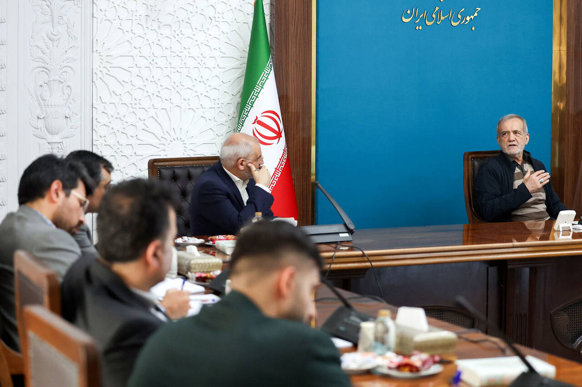 حل چالش ناترازی انرژی با راهکارهای متنوع دنبال می‌شود، رئیس‌جمهوری با بیان چارچوب کلی برنامه دولت برای کاهش شدت مصرف انرژی گفت: تجربه‌های پیشین به‌روشنی نشان داده است که ساختار فعلی دولتی در این حوزه پاسخگو نیست، از این‌ رو باید به سوی ساختاری شبکه‌ای، متشکل از نخبگان، نهادهای مردم‌محور و گروه‌های مرجع حرکت کنیم.