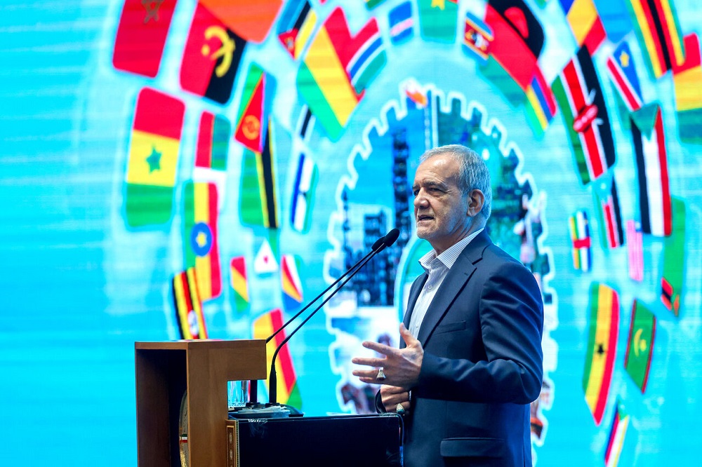 به گزارش خبرانرژی، سومین اجلاس همکاری‌های اقتصادی ایران و آفریقا امروز با حضور رئیس جمهور، معاون اول رئیس جمهور، وزیر و مسئولان وزارت صمت و جمعی از مقامات قاره آفریقا در سالن اجلاس سران در تهران آغاز به کار کرد.