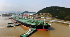 به گزارش خبرانرژی: محمدعلی خطیبی، درباره اوضاع بازار نفت در سال جاری با توجه به شرایط ژئوپلیتیک منطقه و تصمیمات سیاسی که از سوی ترامپ در بازار نفت و خاورمیانه بخصوص برنامه صفر کردن صادات نفت ایران اتخاذ شده، اظهار داشت: اوضاع نفت اوضاع خوبی نیست زیرا جنگ تعرفه‌ها که ترامپ آغاز کرده روی اقتصاد جهانی تاثیر منفی دارد، زمانی که رشد اقتصادی جهان کم می‌شود رشد تقاضا برای نفت کاهش پیدا می‌کند، بنابراین ما ارقام قابل توجهی برای افزایش تقاضا نداریم، به همین دلیل پیش‌بینی می‌شود تقاضای نفت رشد ملایمی داشته باشد.