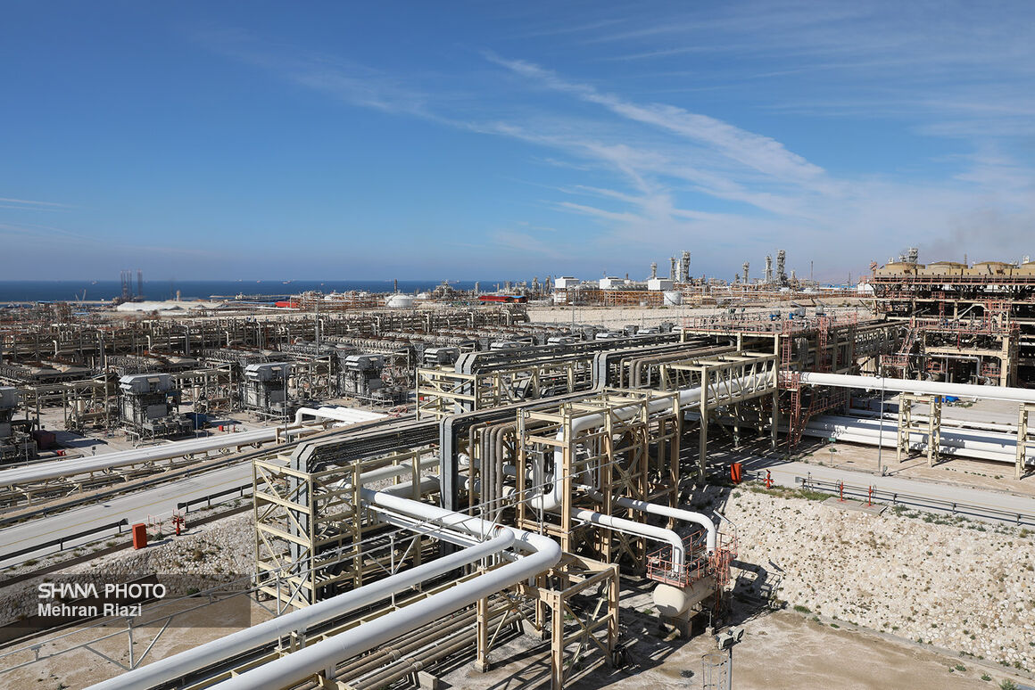 تولید ۳۰ میلیون بشکه میعانات گازی در پالایشگاه چهارم پارس جنوبی، مدیر پالایشگاه چهارم پارس جنوبی از تولید ۳۰ میلیون بشکه میعانات گازی و بیش از ۲۲ میلیارد مترمکعب گاز خشک در سال ۱۴۰۳ خبر داد و گفت: این پالایشگاه با بهره‌گیری از توان داخلی و تلاش شبانه‌روزی کارکنان، نقش کلیدی در تأمین انرژی و شکوفایی اقتصاد کشور ایفا کرده است.