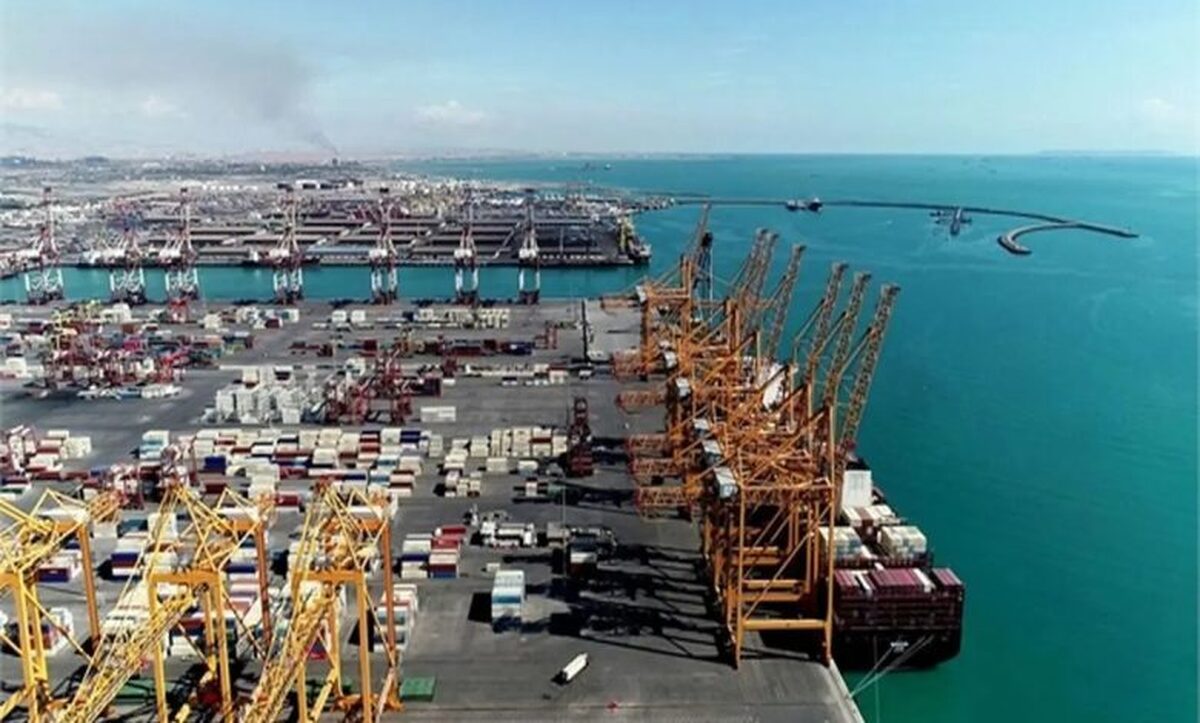 چرا بندر شهید رجایی اهمیت دارد؟، بندر شهید رجایی یکی از مهمترین بنادر ایران محسوب می‌شود که عنوان دروازه طلایی تجارت ایران با جهان را به دوش می‌کشد و با ۸۰ بندر معروف بین‌المللی ارتباط دریایی و مبادله کالا دارد، حادثه امروز در این گمرک موجب شد که ویژگی‌های این گمرک استراتژیک مورد بررسی قرار گیرد.