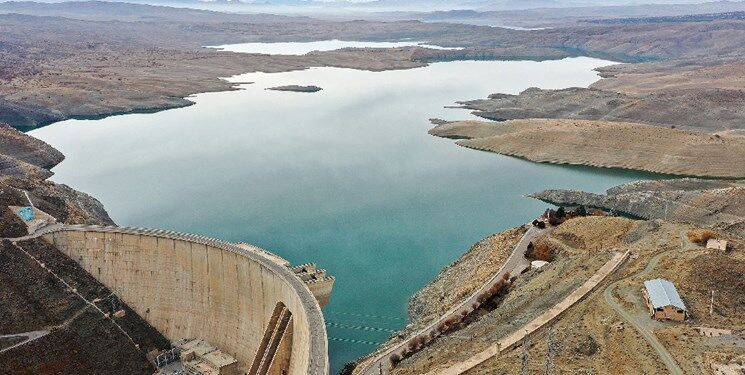 هدف‌گذاری برنامه هفتم؛ کاهش ۱۵ میلیارد مترمکعب ناترازی آب، سخنگوی صنعت آب با تأکید بر ضرورت گذار از سیاست‌های ناکارآمد گذشته، بازار بهره‌وری آب را یکی از راهکارهای کلیدی برای مقابله با ناترازی منابع آبی کشور دانست. وی با اشاره به تجربه کشورهای توسعه‌یافته، فعال‌سازی ابزارهای بازار، اصلاح تعرفه‌ها و مشارکت نهادهای غیردولتی را پیش‌نیاز تحقق حکمرانی نوین آب عنوان کرد و خواستار همراهی جدی مجلس و سایر دستگاه‌ها برای عملیاتی‌سازی این رویکرد شد.